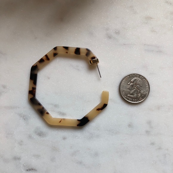 NWOT!! The Delia -Tortoise Shell Resin Earring - Picture 5 of 6